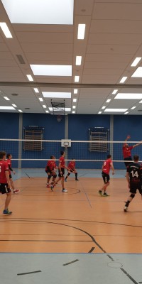 Bezirksliga Ost – Mit zwei neuen Trikotsätzen starten die Pöẞnecker Volleyballer auch gleichzeitig mit zwei Siegen in die neue Saison - 20190921_112143_resized_83818778acd20bfd028cf21d1d851f1d