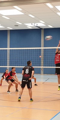 Bezirksliga Ost – Mit zwei neuen Trikotsätzen starten die Pöẞnecker Volleyballer auch gleichzeitig mit zwei Siegen in die neue Saison - 20190921_140107_resized_10be884312922a1ba5b6b36596c77f69