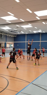 Bezirksliga Ost – Mit zwei neuen Trikotsätzen starten die Pöẞnecker Volleyballer auch gleichzeitig mit zwei Siegen in die neue Saison - 20190921_140111_resized_5bc4039f49253e195efaa694bced5653