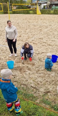 Arbeitseinsatz mit 53 Volleyballern auf der Beachanlage - 20230429_094614_resized_1_82af20bc25c314dec8994443701aec1f