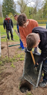 Arbeitseinsatz mit 53 Volleyballern auf der Beachanlage - 20230429_142635_resized_1_13088869e9629f3e3a2fdb239f65d343