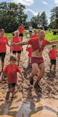 Abteilungsübergreifendes Team hat groẞen Spaẞ beim KidsRun - Gruppenfoto_Pfutze_a98149e243a784202f467c65ee59cd13