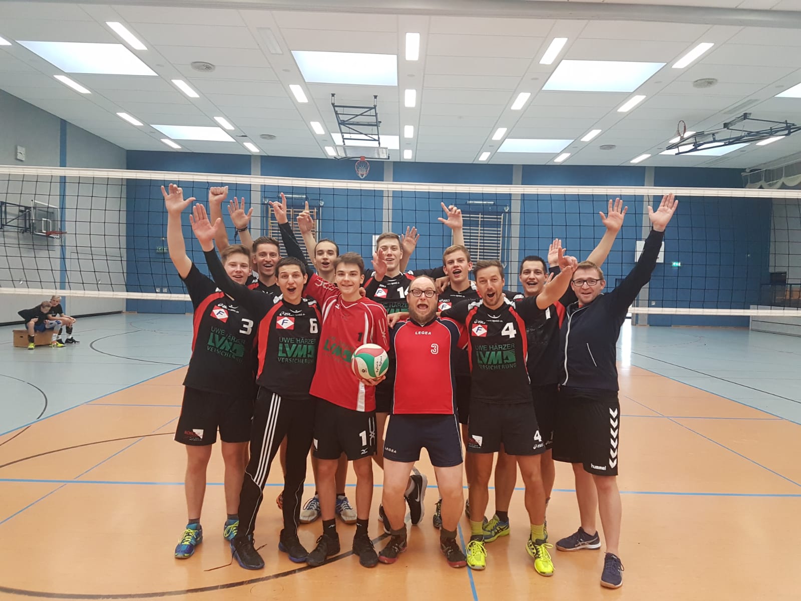 Bezirksliga Ost - Pöẞnecker Volleyballer weiterhin ungeschlagen