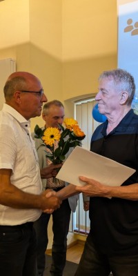 1. SV Pöẞneck verabschiedet Präsidenten Helmut R. W. Herrmann mit allen Ehren - Jurgen_Kuhn_tritt_die_Nachfolge_von_Helmut_R.W._Herrmann_an_a818f1e56d23f0362f6cfb35ab60c19d