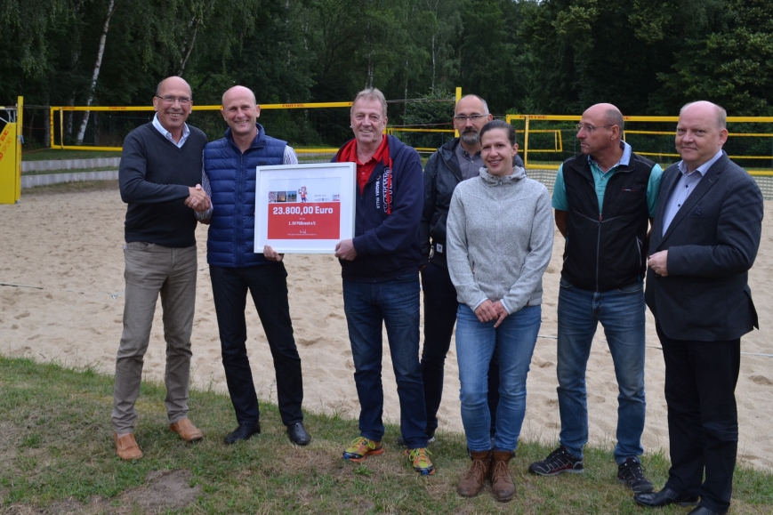 Fördermittelbescheid für Beach-Volleyballer übergeben