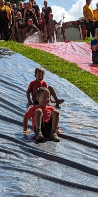 Abteilungsübergreifendes Team hat groẞen Spaẞ beim KidsRun - Rutsche_Jungs_d84f7b79de7f7756fa2060b41ab2be6f