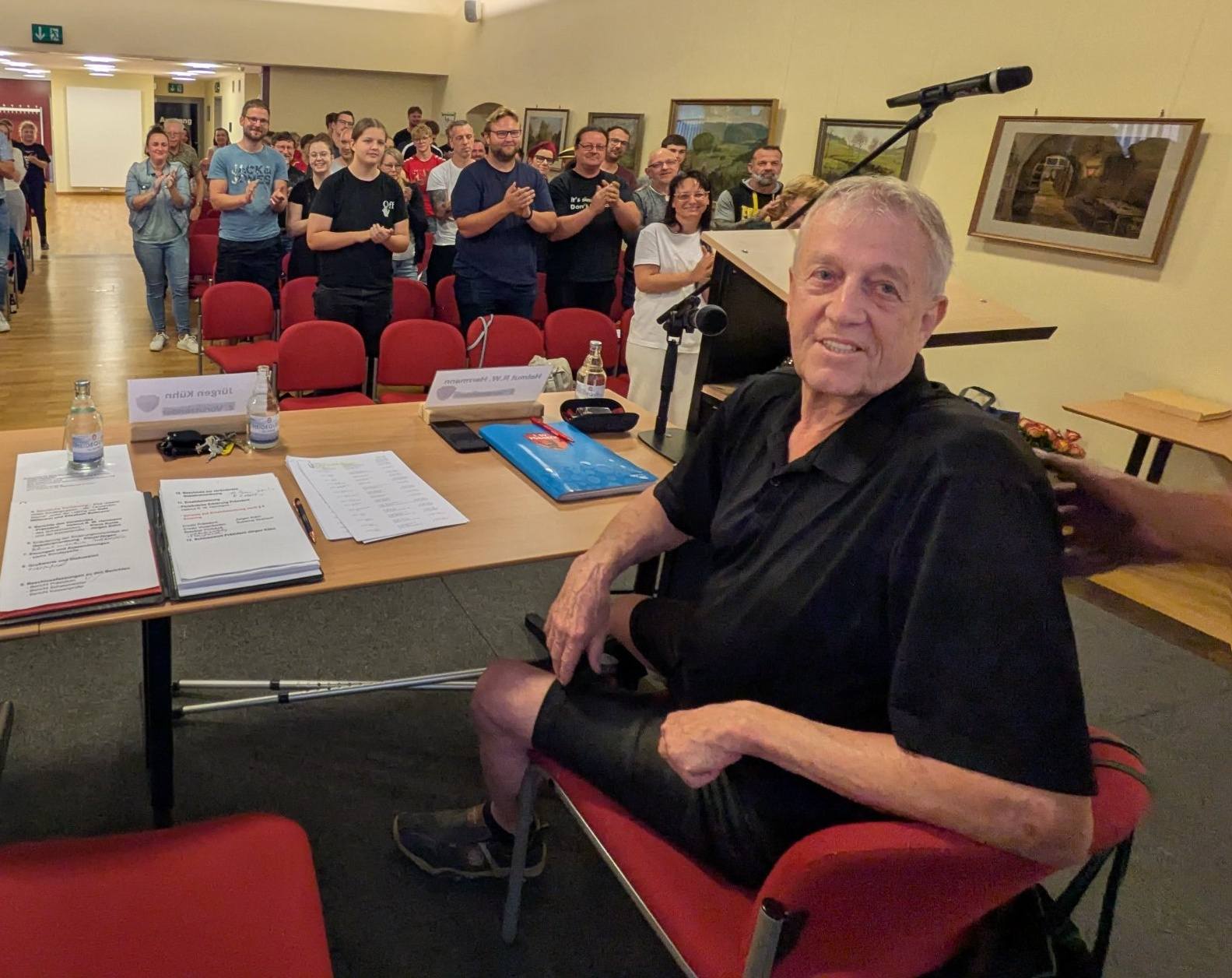 1. SV Pöẞneck verabschiedet Präsidenten Helmut R. W. Herrmann mit allen Ehren