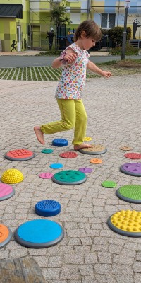 Fröhliches Kommen und Gehen am Stand des 1. SV Pöẞneck - Taktile_Scheiben_5529499a00c4af56bab5045861e463ba