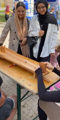 Fröhliches Kommen und Gehen am Stand des 1. SV Pöẞneck - Tischkegeln_06d63e8f4fe7971aaf8fa28822d8a4fc