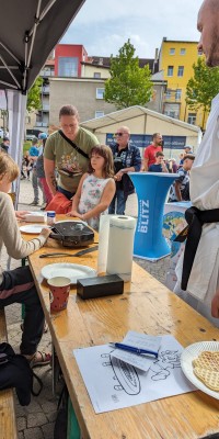 Fröhliches Kommen und Gehen am Stand des 1. SV Pöẞneck - Waffeln_5e080f3be8d943aae5e222b42fcbce0d