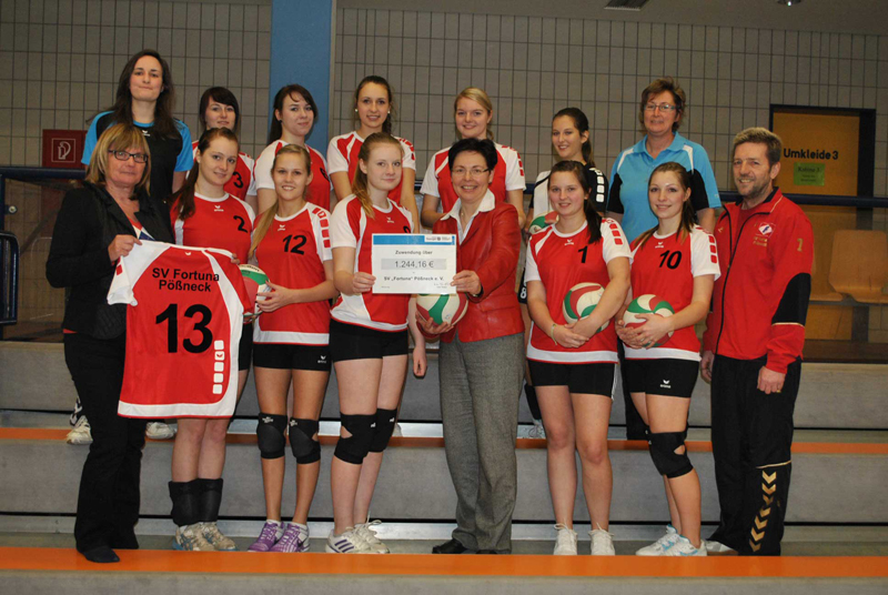 Mädchen U 18-Mannschaft des SV Fortuna Pößneck freut sich über neue Spielkleidung aus Lottomitteln